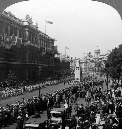 लंदन, व्हाइटहॉल, C1920 में अज्ञात सैनिकों को सलामी देते भारतीय सैनिक। द्वारा यथार्थवादी यात्रा प्रकाशक