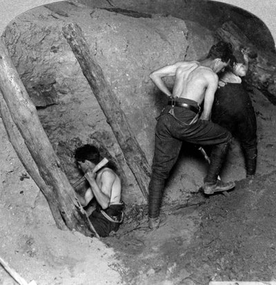 मैसिज रिज, बेल्जियम, प्रथम विश्व युद्ध, 1914-1918 में खनन। द्वारा यथार्थवादी यात्रा प्रकाशक