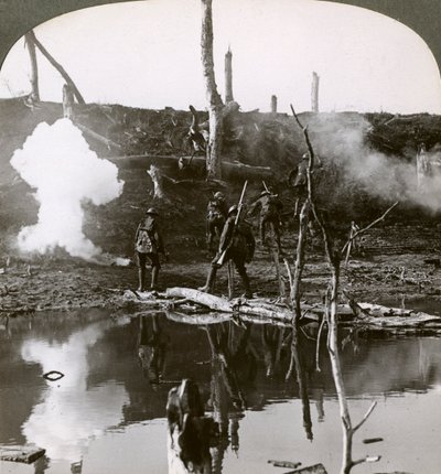 सोमे, फ्रांस, प्रथम विश्व युद्ध, 1916 की लड़ाई, एनक्रे नदी पार करने वाले सैनिक। द्वारा यथार्थवादी यात्रा प्रकाशक