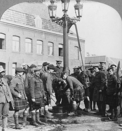 सैनिकों ने टाउन पंप ला गोर्ग्यू, फ्रांस, प्रथम विश्व युद्ध, c1914-c1918 पर अपनी पानी की बोतलें भर दीं द्वारा यथार्थवादी यात्रा प्रकाशक