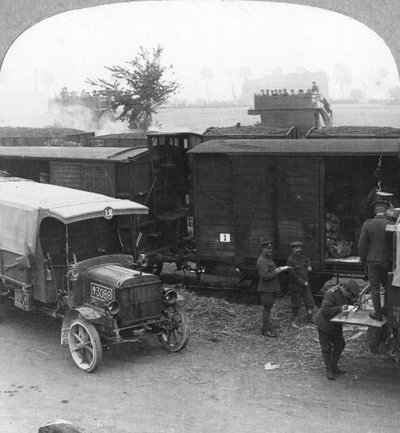 सैनिकों और आपूर्ति को एक रेलहेड से फायरिंग लाइन, प्रथम विश्व युद्ध, c1914-c1918 में ले जाया जाता है द्वारा यथार्थवादी यात्रा प्रकाशक