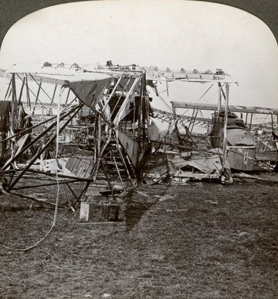 एक जर्मन बमवर्षक के मलबे ने हवाई रक्षा, प्रथम विश्व युद्ध, 1914-1918 के माध्यम से तोड़ने की कोशिश की। द्वारा यथार्थवादी यात्रा प्रकाशक