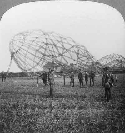 जेपेलिन ने कोलचेस्टर, एसेक्स, प्रथम विश्व युद्ध, 1916 के पास गोली मार दी द्वारा यथार्थवादी यात्रा प्रकाशक