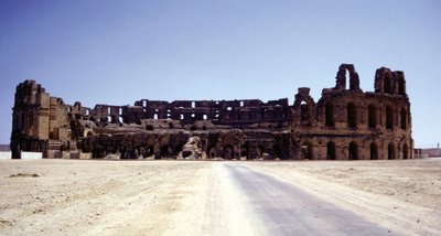 एल-डीजेम (ट्यूनीशिया) का एम्फीथिएटर। द्वारा उपन्यास