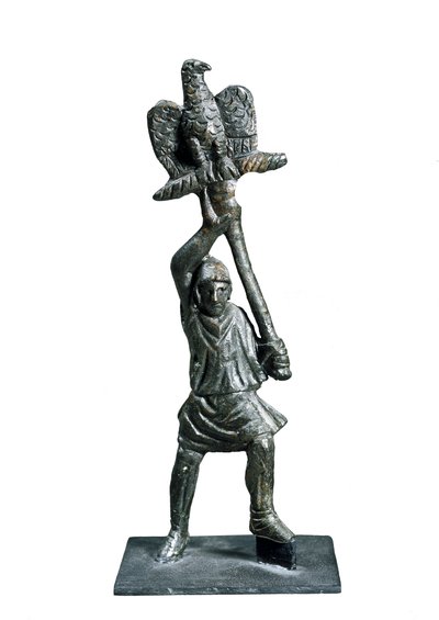 अल्बा फ्यूसेन्स (अब्रुज़ो क्षेत्र, इटली) से मानक वाहक का प्रतिनिधित्व करने वाली कांस्य प्रतिमा द्वारा उपन्यास