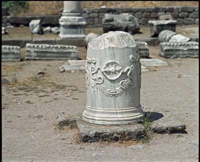 भगवान Asclepios के प्रतीक के साथ सजाया गया स्तंभ। Asclepios का अभयारण्य (283 से 133 ईसा पूर्व) द्वारा उपन्यास