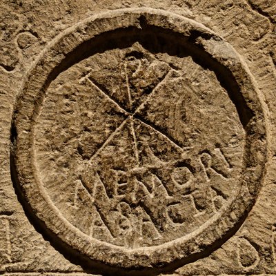 यीशु मसीह, उत्तरी अफ्रीका के नाम के लिए एक संक्षिप्त नाम दर्शाती एक वेदी पत्थर से विस्तार, c.4 वीं शताब्दी ई द्वारा उपन्यास