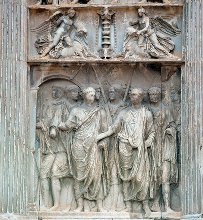 सम्राट ट्रोजन (ट्राजान या ट्रोजन) (53-120) रोम के प्रीफेक्ट, रोम के प्रीफेक्ट द्वारा 99 ईस्वी में जर्मनी से लौटने पर बाजार जाते हैं। निचला आराम। बेनेवेंटो, आर्को ट्रायनेम | © लुइस रिकियारिनी / लीमेज द्वारा उपन्यास
