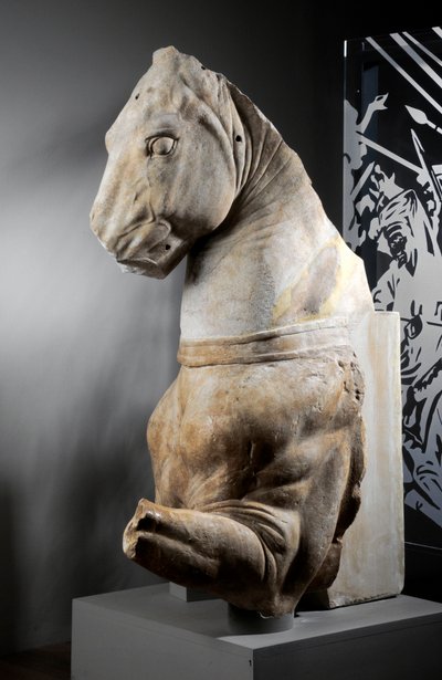 घोड़े का अगला भाग, c.75-25 ईसा पूर्व (संगमरमर) द्वारा उपन्यास
