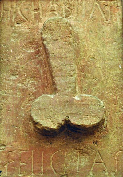 लैटिन लेखन से घिरे phallus के साथ पट्टिका "Hic वास felicitas" द्वारा उपन्यास