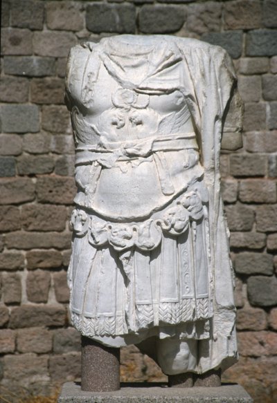 सम्राट हैड्रियन की एक मूर्ति के अवशेष द्वारा Roman