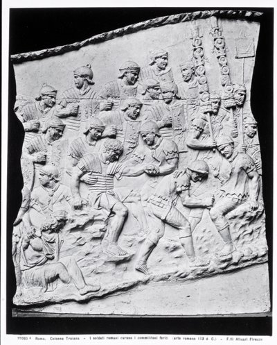 घायलों का इलाज करने वाले रोमन सैनिक, ट्रोजन कॉलम से ली गई एक कास्ट, AD 113 (संगमरमर) (b/w फोटो) द्वारा उपन्यास