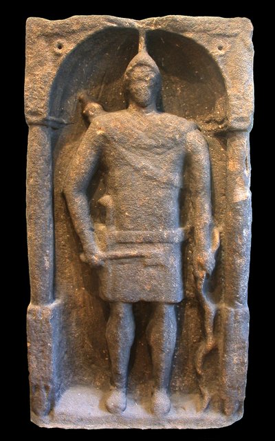 रोमन टॉम्बस्टोन एक हैमियान (सीरियाई) आर्चर का चित्रण करते हुए, c.125-40 ईस्वी द्वारा उपन्यास