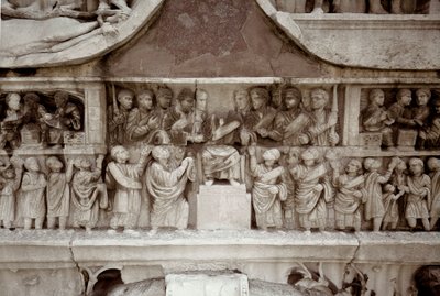 रोमन कला: सीजर के मंच में लोगों को सब्सिडी के वितरण का प्रतिनिधित्व करने वाली कम संगमरमर की राहत। 312-315 ई. आर्क ऑफ कॉन्स्टेंटाइन, रोम - रोमन कला। लोगों के बीच धन का वितरण करने वाला सम्राट (लार्गिटियो)। राहत, 312-315 ई. आर्क ऑफ कॉन्स्टेंट द्वारा उपन्यास