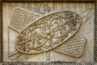 रोमन कला: कम राहत दिव्य हैड्रियन के मंदिर से एक ढाल और हथियारों को सजाती है। 145 ई. रोम, म्यूजियो देई कंज़र्वेटरी द्वारा उपन्यास