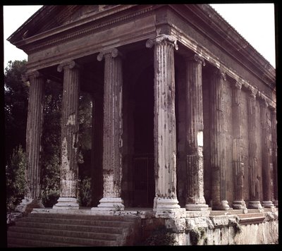 रोमन कला: पोर्टुनस के मंदिर (मर्दाना भाग्य का मंदिर) के खंडहर का दृश्य, बोरियम फोरम का पुरातत्व स्थल, 70-80 ईस्वी, रोम, इटली (रोमन कला: फोर्टुना विरिलिस (पोर्टुनस) के मंदिर का दृश्य रोम, इटली) फोटोग्राफी द्वारा उपन्यास