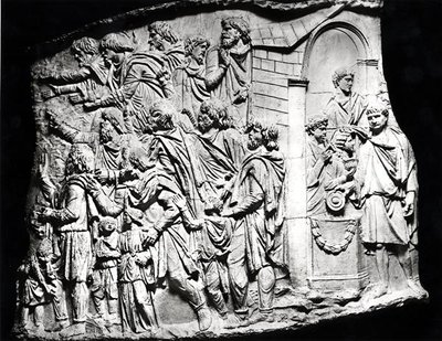 बलि का दृश्य, ट्रोजन्स कॉलम से ली गई एक कास्ट, AD 113 (प्लास्टर) (b/w फोटो) द्वारा उपन्यास