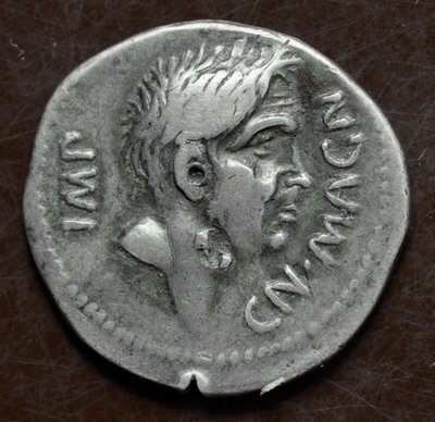 पोम्पी द ग्रेट के पुतले के साथ चांदी का सिक्का (Gneo Pompeo Magno या Gnaeus Pompeius Magnus) द्वारा उपन्यास