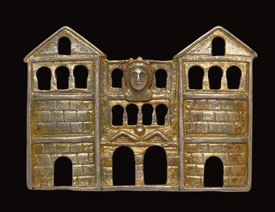जंगली चिनाई के तीन मंजिला त्रिपक्षीय द्वार के रूप में फाइबुला, c.3rd - चौथी शताब्दी ईस्वी की शुरुआत (गिल्ट सिल्वर) द्वारा रोमन रोमन