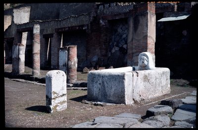 डेकुमनस मैक्सिमस पर फव्वारा, 5 वीं शताब्दी ईसा पूर्व-पहली शताब्दी ई द्वारा रोमन रोमन