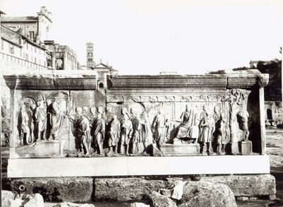 इंस्टिट्यूटियो एलिमेंटरिया (संगमरमर) के चित्रण के साथ ट्रोजन का प्लूटस (बी/डब्ल्यू फोटो) द्वारा रोमन रोमन