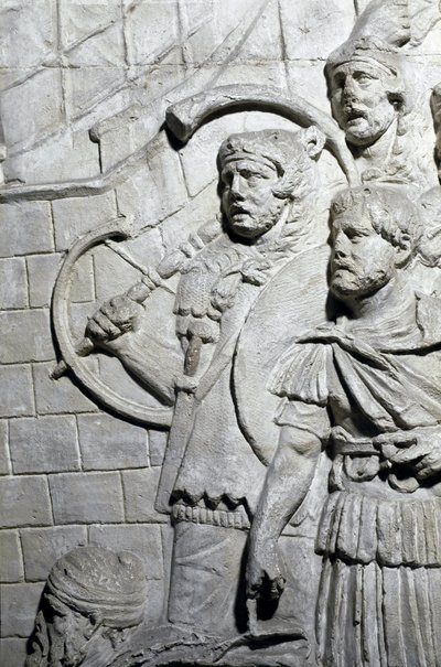 रोमन कला: "" डेसिया में पहले युद्ध के दौरान रोमन योद्धा"" 1862 का मोल्ड सम्राट ट्रोजन (53-117) के शासनकाल के दौरान रोम में ट्रोजन (कॉलम ट्राजेन) (कोलोना ट्रियाना) के स्तंभ के आधार-राहत को पुन: प्रस्तुत करता है। . ट्राजेन कॉलम की याद दिल द्वारा रोमन रोमन