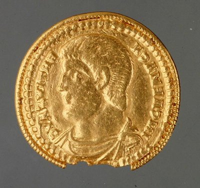 किर्चबर्ग में पाया गया मैग्नेंटियस का सॉलिडस, c.350-353 (सोना) द्वारा रोमन रोमन