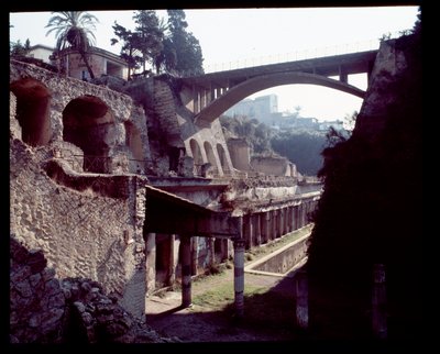 हरकुलेनियम के पूर्वी क्षेत्र का दृश्य, ५वीं शताब्दी ईसा पूर्व-पहली शताब्दी ई द्वारा रोमन रोमन