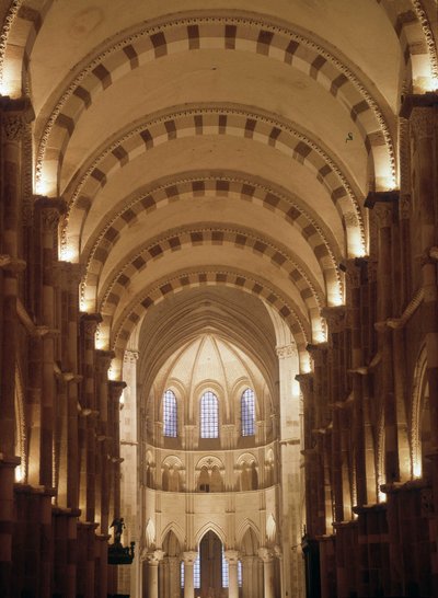 Vezelay . के कैथेड्रल का आंतरिक भाग द्वारा रोम देशवासी