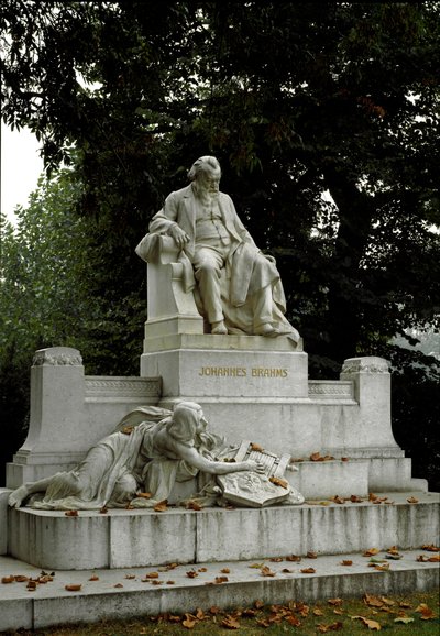 रुडोल्फ वॉन वीर (1847-1914) द्वारा निर्देशित जर्मन संगीतकार जोहान्स ब्राह्म्स (1833-1897) को श्रद्धांजलि में स्मारक। रेसेल पार्क, विएना ऑस्ट्रिया द्वारा रुडोल्फ वॉन वीयर