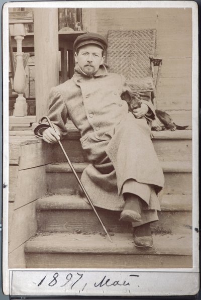मई 1897 में चेखव एस्टेट के मेलिखोवो में अपने कुत्ते हिना के साथ पोर्ट्रेट डी एंटोन चेखव (एल्ब्यूमिन फोटो) द्वारा रूसी फोटोग्राफर