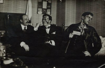 व्लादिमीर मायाकोवस्की (दाएं) डेविड बुरुलुक (केंद्र) और आंद्रेई शमशुरिन, 1914, मास्को के साथ द्वारा रूसी फोटोग्राफर