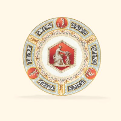 रास्पेल सेवा से एक चीनी मिट्टी के बरतन खाने की थाली, एक क्लासिक महिला और एक पुटो, 1903 का चित्रण केंद्र द्वारा रूसी स्कूल