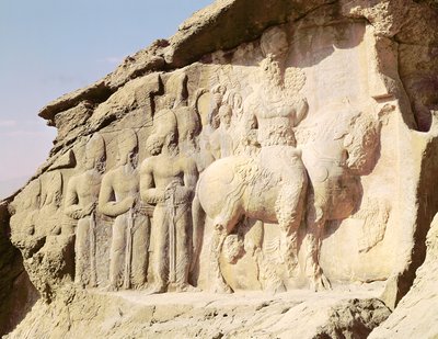 रॉक राहत का चित्रण Shapur I (241-272 ई।) और उनके परिवार ने उनकी टोपी (फोटो) पर हेरलडीक प्रतीक पहने हुए द्वारा Sasanian