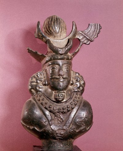 कांसे में एक ससानिद राजा की प्रतिमा, वह शाही पोशाक पहनता है, जिसके केश को ग्लोब के साथ चंद्र क्रोइसैन द्वारा समर्थित किया जाता है। छठी-सातवीं शताब्दी। ई. बोरोव्स्की संग्रह द्वारा ससैनियन स्कूल