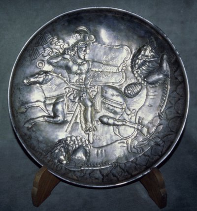 राजा, अर्धशिर II (r.379-86) को दर्शाने वाली डिश, साड़ी, माज़ंदरान से, सी। 380 ई। (पीछा और उकसाया चांदी) द्वारा ससैनियन स्कूल