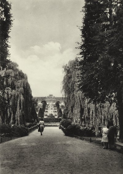 पॉट्सडैम, द टैरेस ऑफ़ सैंसौसी; Sanssouci की छतें (b / w फोटो) द्वारा साशा स्टोन