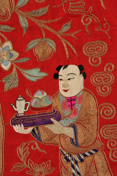 एक लड़के को चाय (वस्त्र) लाते हुए कढ़ाई (389561 का विवरण) द्वारा School Chinese