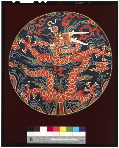 इंसिडिया ऑफ फोर्थ डिग्री प्रिंस (ड्रैगन की प्रोफाइल के साथ), c.1700-25 (रेशम) द्वारा स्कूल चीनी