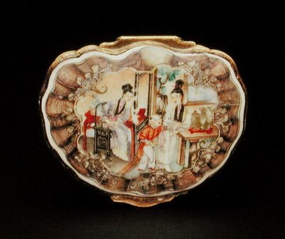 एक खोल के रूप में स्नफ़ बॉक्स का ढक्कन, कियानलॉन्ग अवधि (1736-95) c.1760 (चीनी मिट्टी के बरतन) (210139 भी देखें) द्वारा स्कूल चीनी