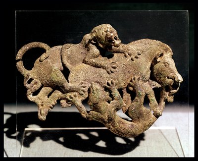 शिह-चाई-शान, युन्नान प्रांत, पश्चिमी हान राजवंश, दूसरी-पहली शताब्दी ईसा पूर्व (कांस्य) में मकबरे से, दो बाघों के साथ संघर्ष करते हुए एक जंगली सूअर को दर्शाती सजावटी पट्टिका द्वारा स्कूल चीनी
