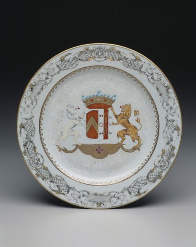 हथियारों के कोट के साथ प्लेट, c.1740 (रंगीन और ग्रिसल एनामेल्स के साथ चीनी मिट्टी के बरतन) द्वारा स्कूल चीनी