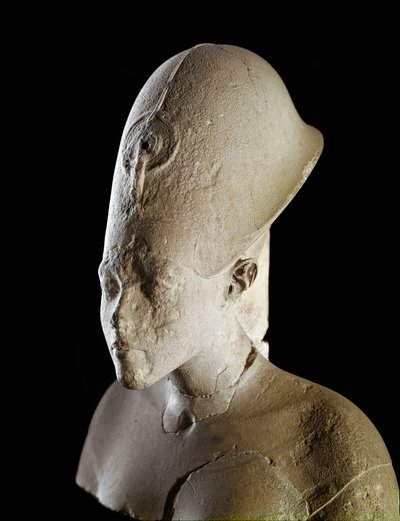 फिरौन अखेनाटन (एमेनोफिस IV) का बस्ट। 18वां राजवंश (1550-1295 ईसा पूर्व)। टेल एल अमरना से। पेरिस, लौवर संग्रहालय द्वारा स्कूल मिस्र