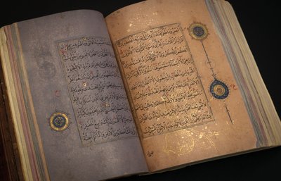 एक तिमुरीद या अक्क्व्युनलु कुरान, ईरान (चीनी कागज पर सोना, स्याही और रंगीन रंगद्रव्य) द्वारा स्कूल ईरानी