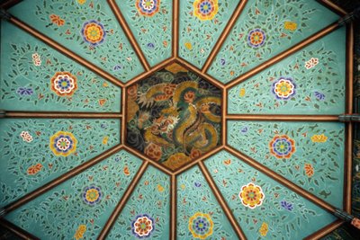 कोरिया में नक्सांसा के मंदिर की छत एक अजगर को दर्शाती है। द्वारा स्कूल कोरियाई