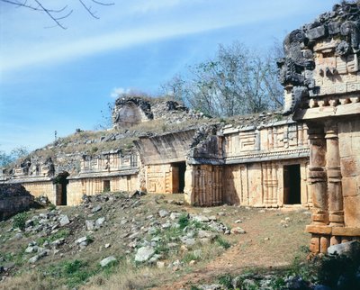 लबना का महल, पुक शैली की इमारत, युकाटन (मेक्सिको)। माया सभ्यता। चौथी-10वीं शताब्दी। द्वारा मैसेडोनियन स्कूल