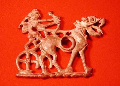 अपने रथ पर एक शिकारी का चित्रण करते हुए घोड़े की नाल, अपने धनुष को फायर करते हुए, c.1200-700 ईसा पूर्व (कांस्य) द्वारा स्कूल फ़ारसी