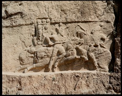 नेक्रोपोलिस का दृश्य और अचमेनिद राजाओं की कब्रें, राहत युद्ध के दृश्यों का प्रतिनिधित्व करती हैं द्वारा स्कूल फ़ारसी