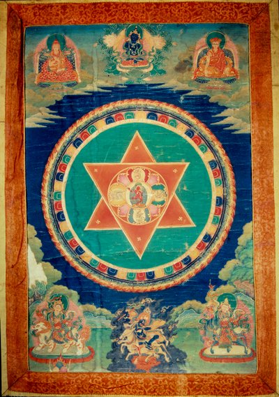 मंडला दे वज्रवरमी देवी नृत्य करती हैं (केंद्र में) इसके नाम का अर्थ है "" अदम्य लाई""। तिब्बत द्वारा स्कूल तिब्बती