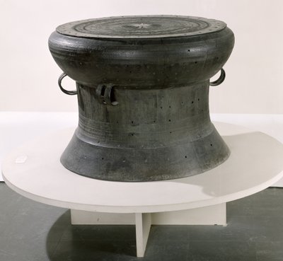 ड्रम, डोंग सोन शैली, दूसरी-पहली शताब्दी ईसा पूर्व (कांस्य) (181009 भी देखें) द्वारा स्कूल वियतनामी
